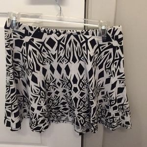 Black & white flowy skirt